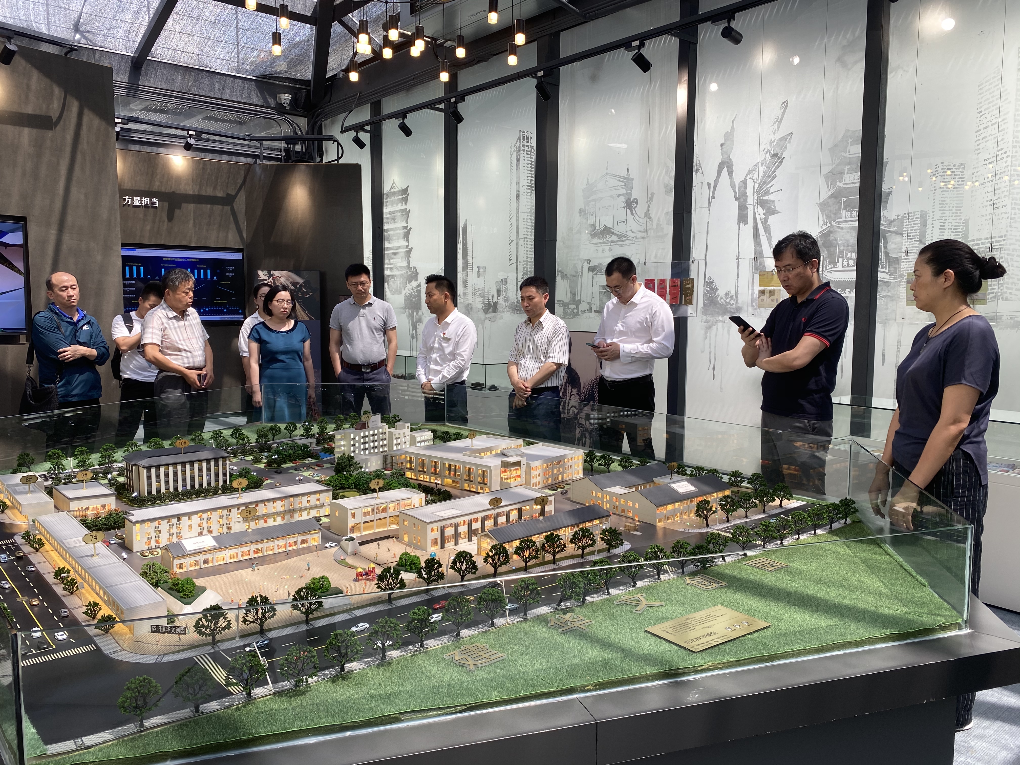 合肥市投促局副局长胡亚斌 率来肥企业家莅临庐阳Z6尊龙凯时文创园交流