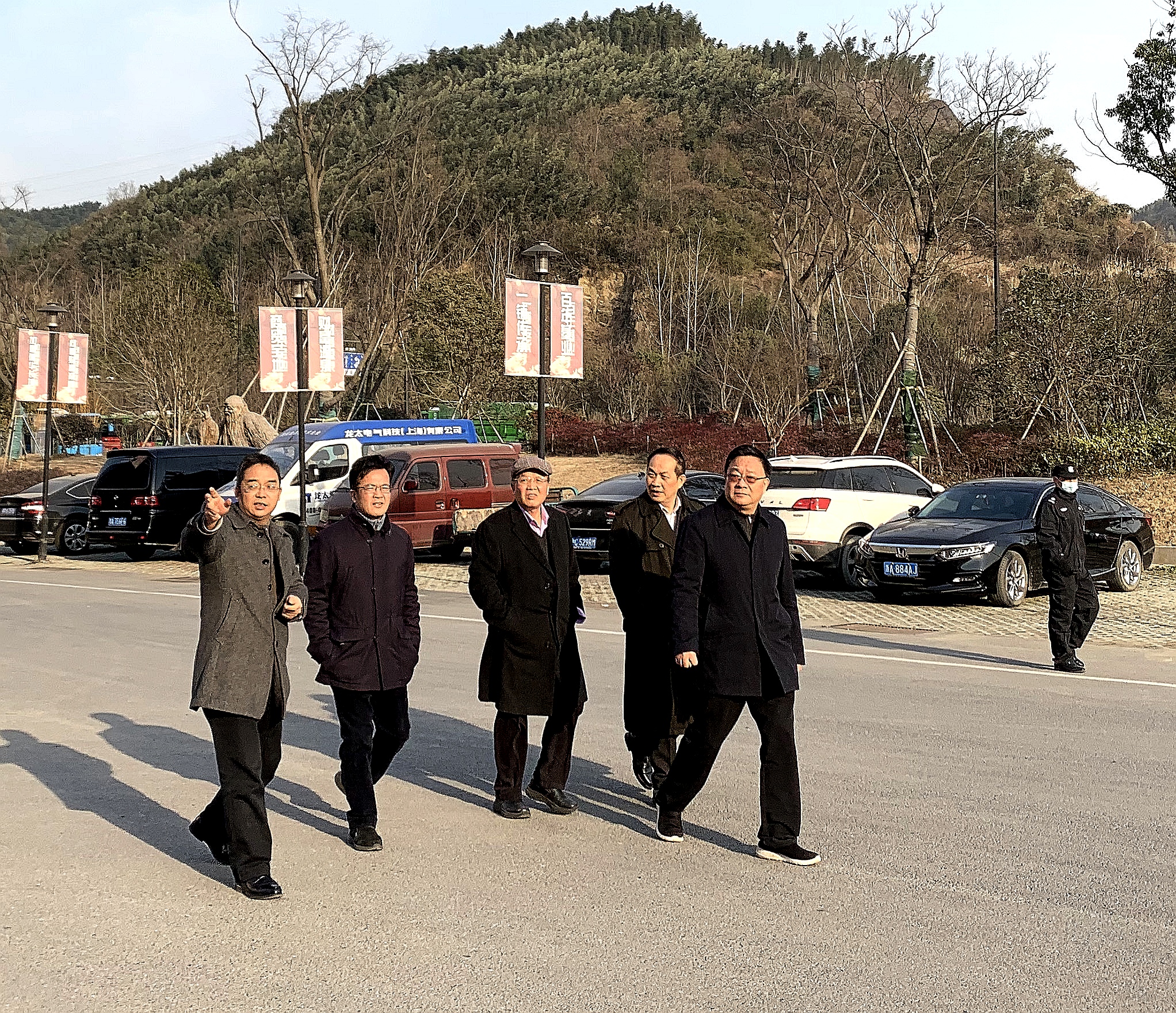 拳拳之心  殷殷之情  老领导们参观考察Z6尊龙凯时长城机电市场
