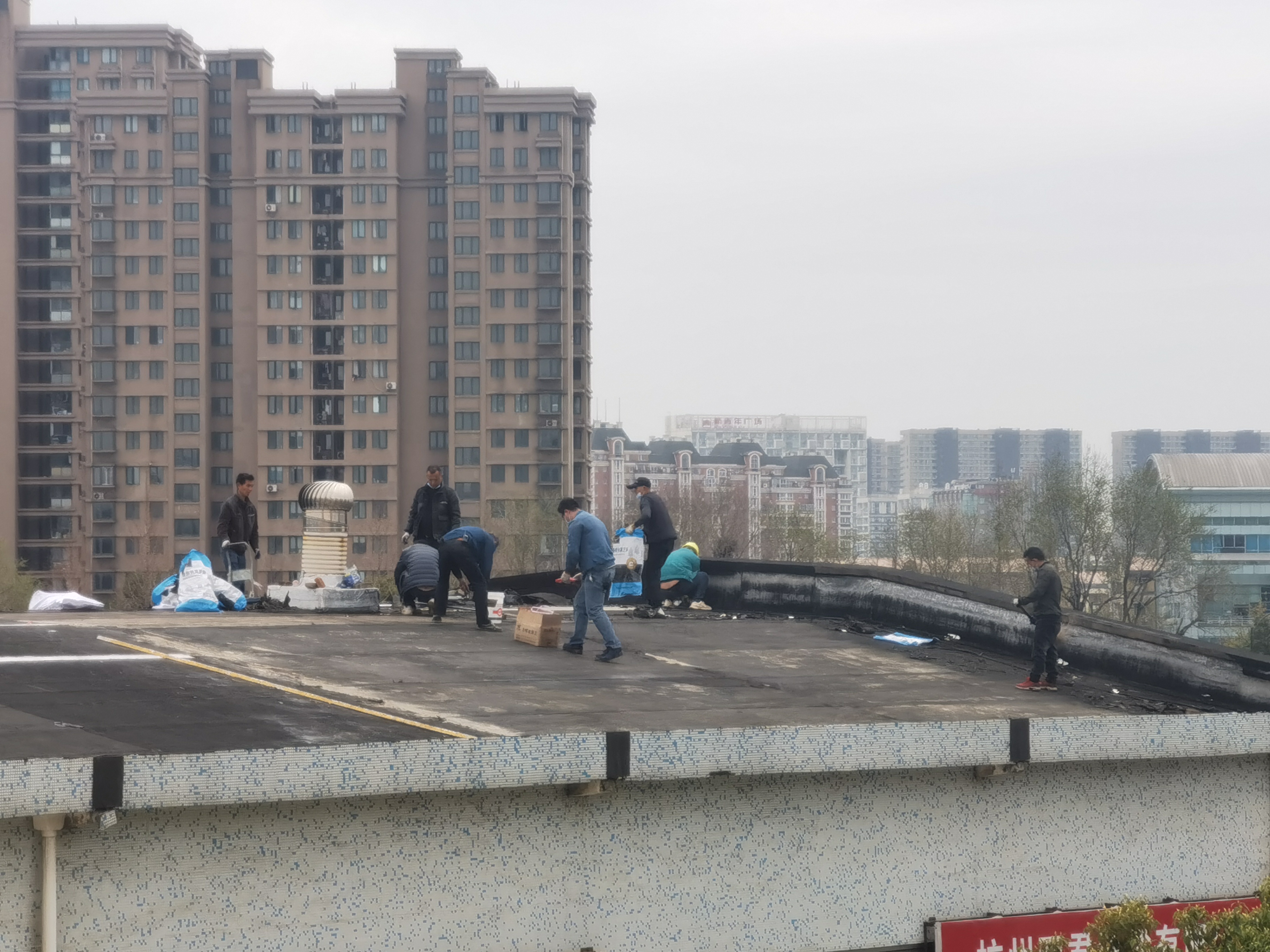 Z6尊龙凯时市场屋顶防水维修进行中
