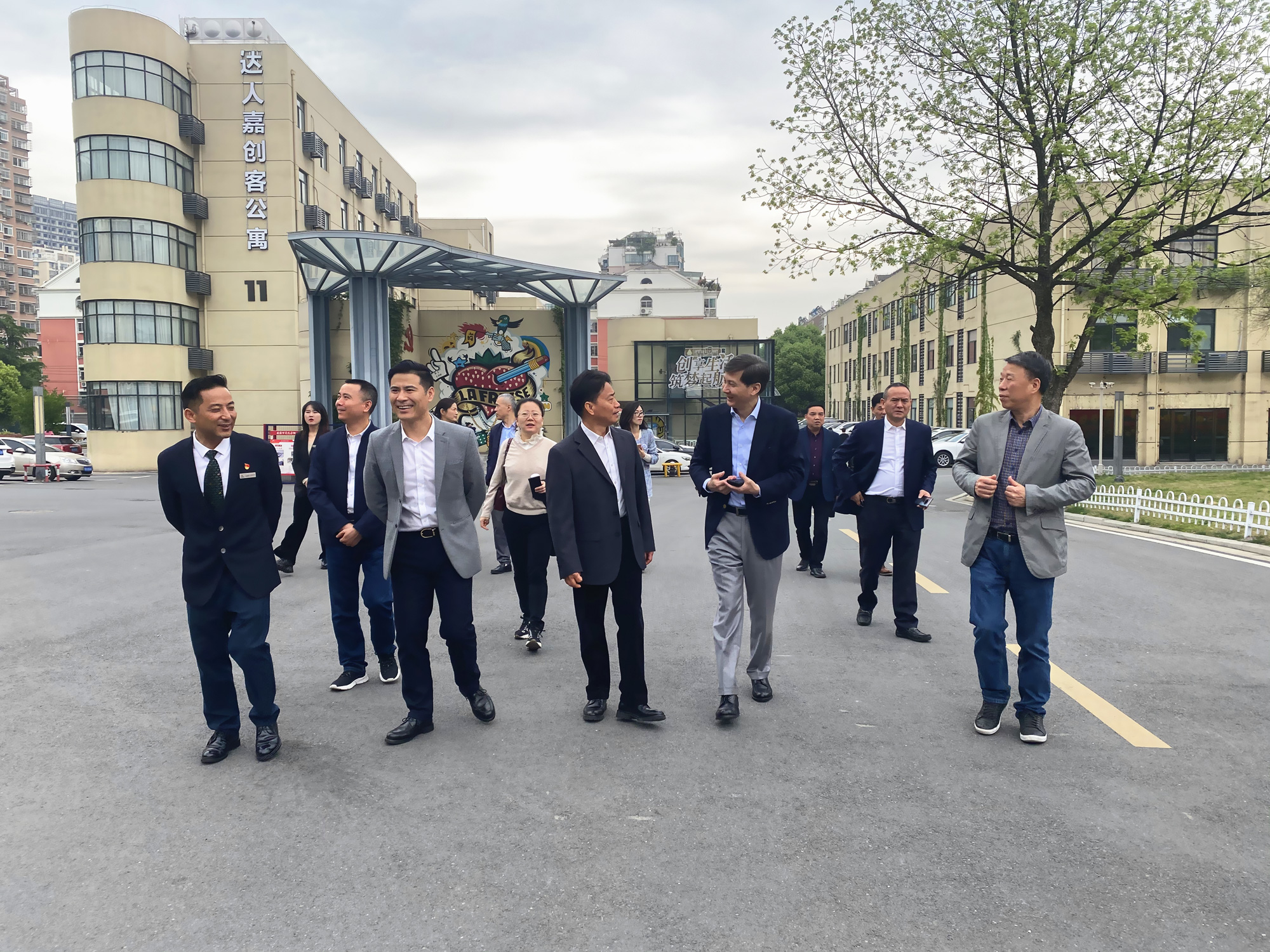杭州市政协副主席、市工商联主席冯仁强 一行莅临庐阳Z6尊龙凯时文创园考察