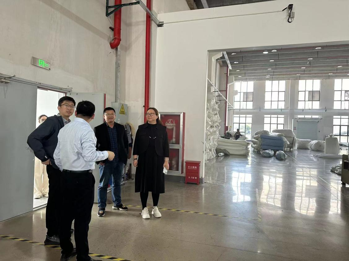 清华大学校友总会副秘书长董吉男莅临Z6尊龙凯时新材考察指导