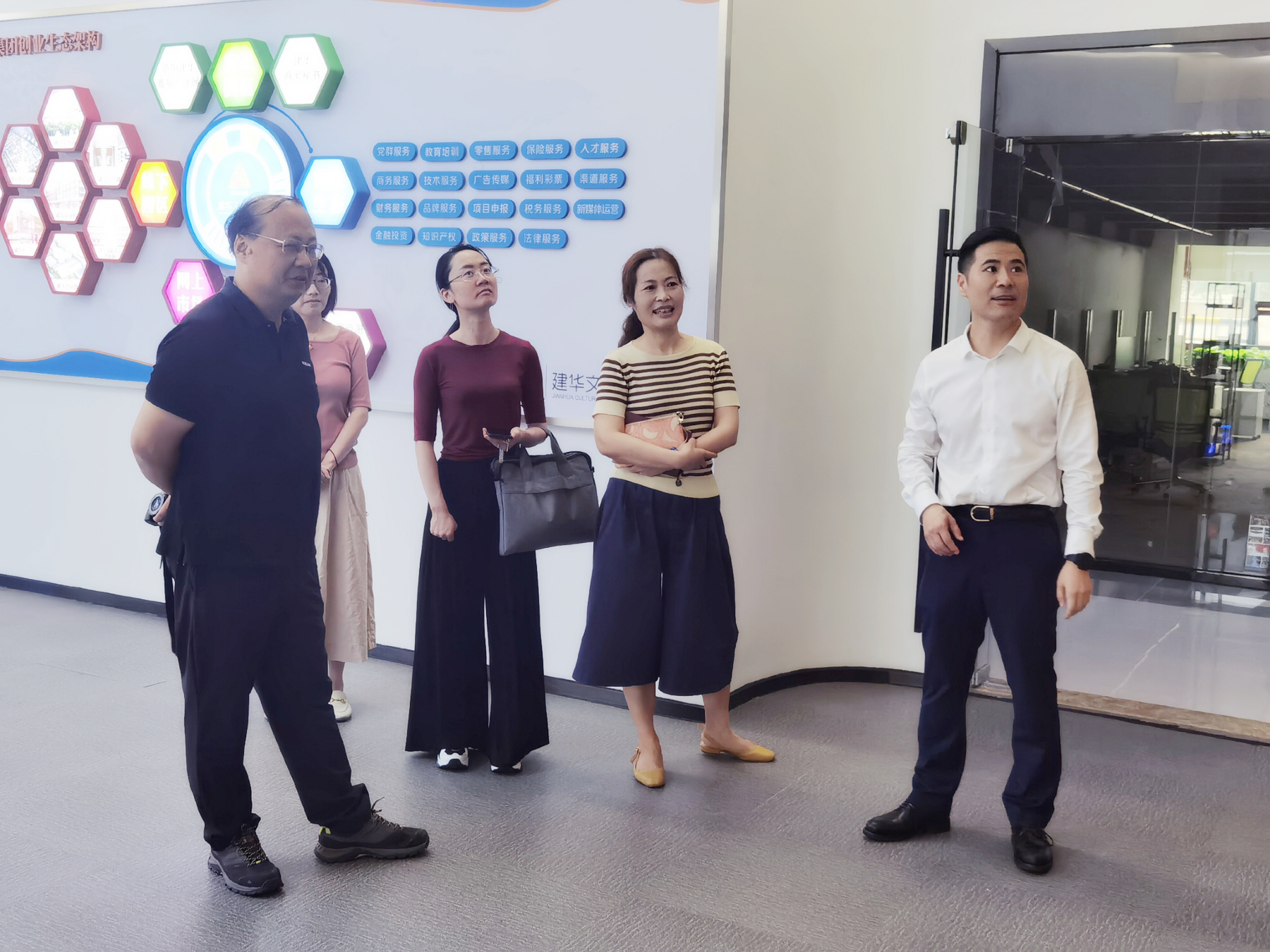 区政协副主席杨俊一行莅临Z6尊龙凯时文创集团调研