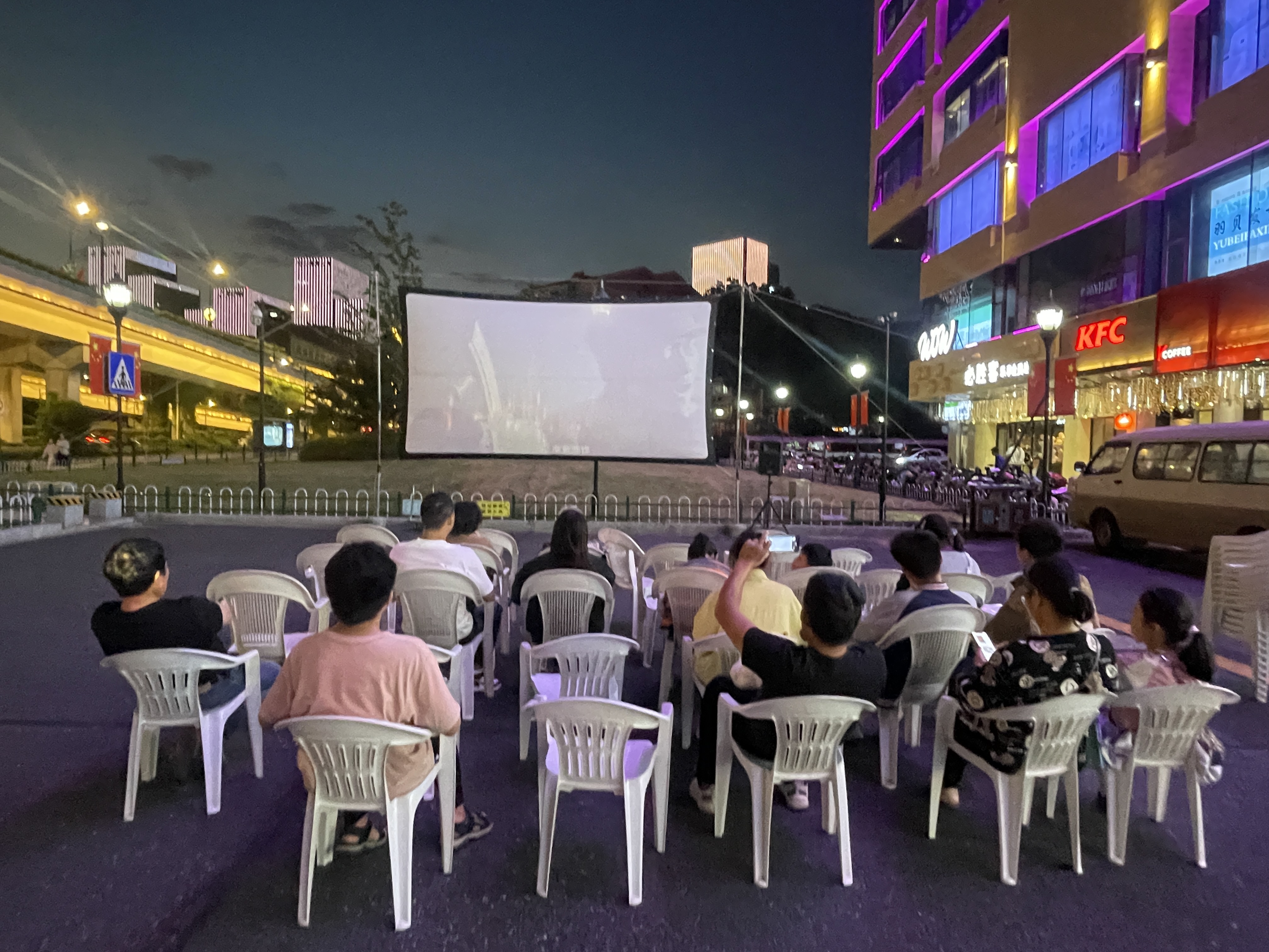 水晶城露天电影放映，，，，，，点燃红色记忆