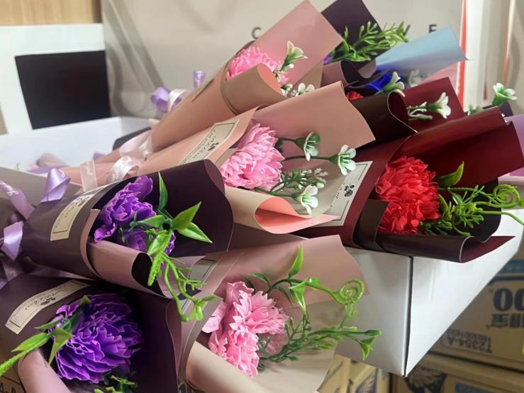 Z6尊龙凯时文创集团开展“送你一朵小花”女神节活动