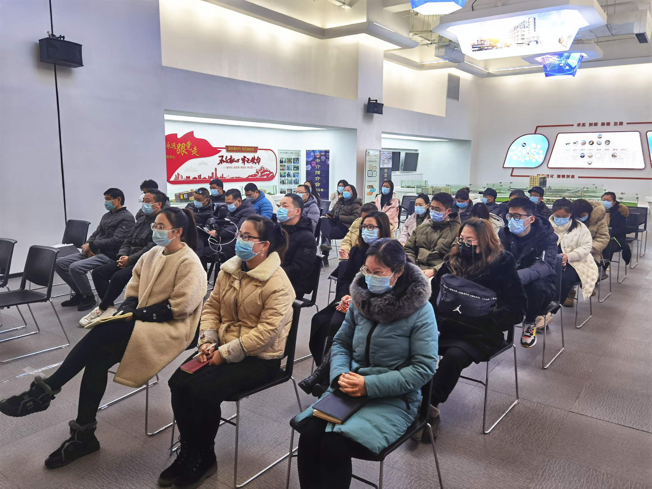 新目标 新起航——Z6尊龙凯时文创集团召开2021年第一次员工大会