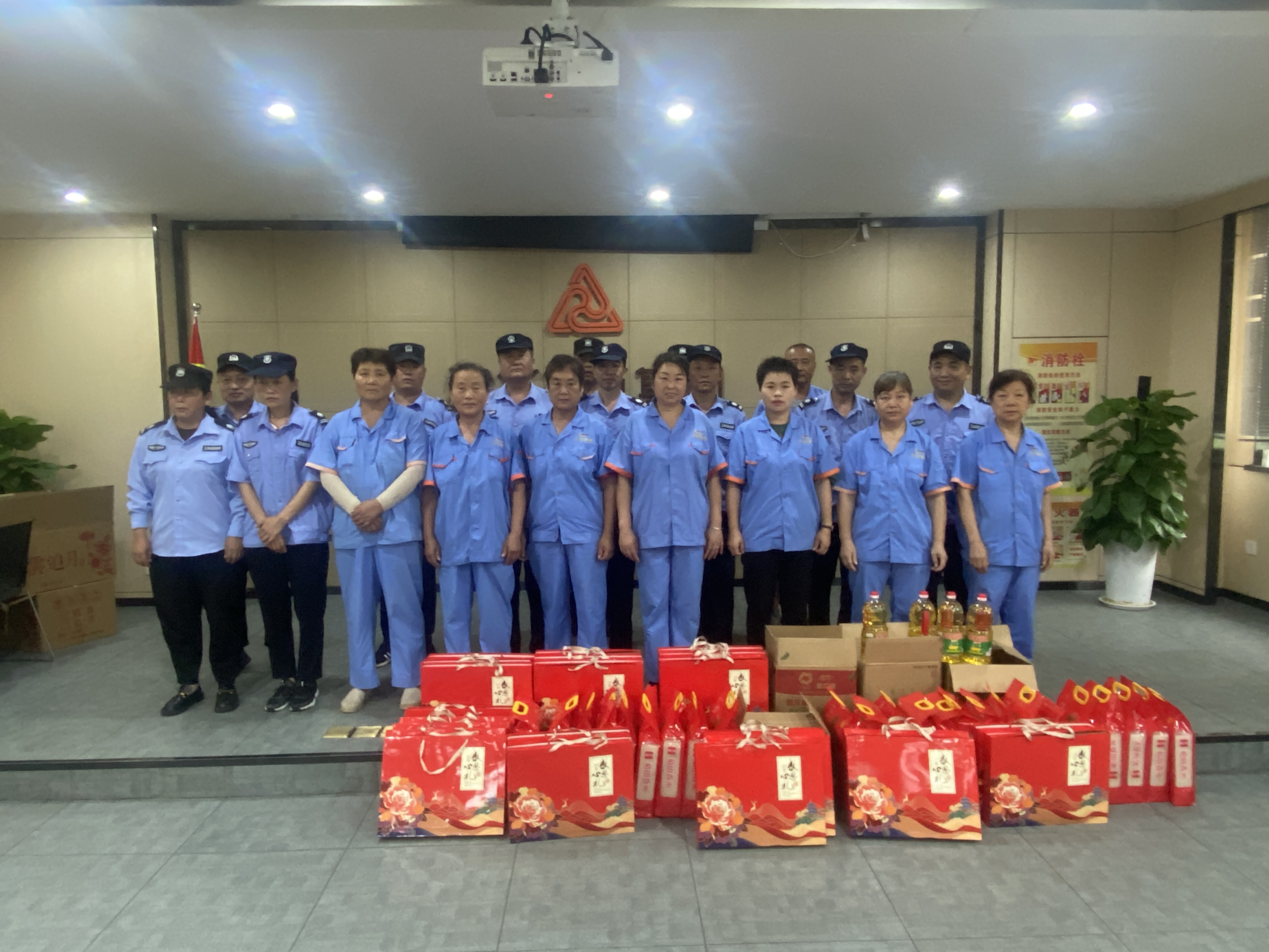 “浓情中秋节，，，，，，，慰问暖人心”——Z6尊龙凯时文创集团工会开展一线职工慰问活动