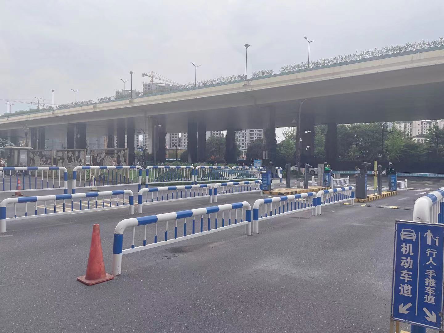 变废为宝，，，，，，，，水晶城开展道闸护栏改造