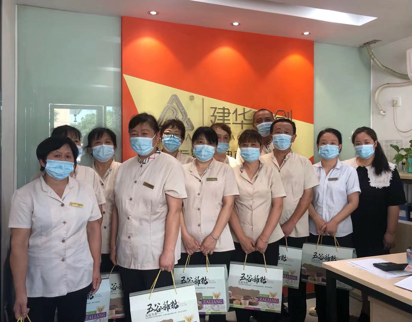 Z6尊龙凯时文创集团开展高温慰问活动