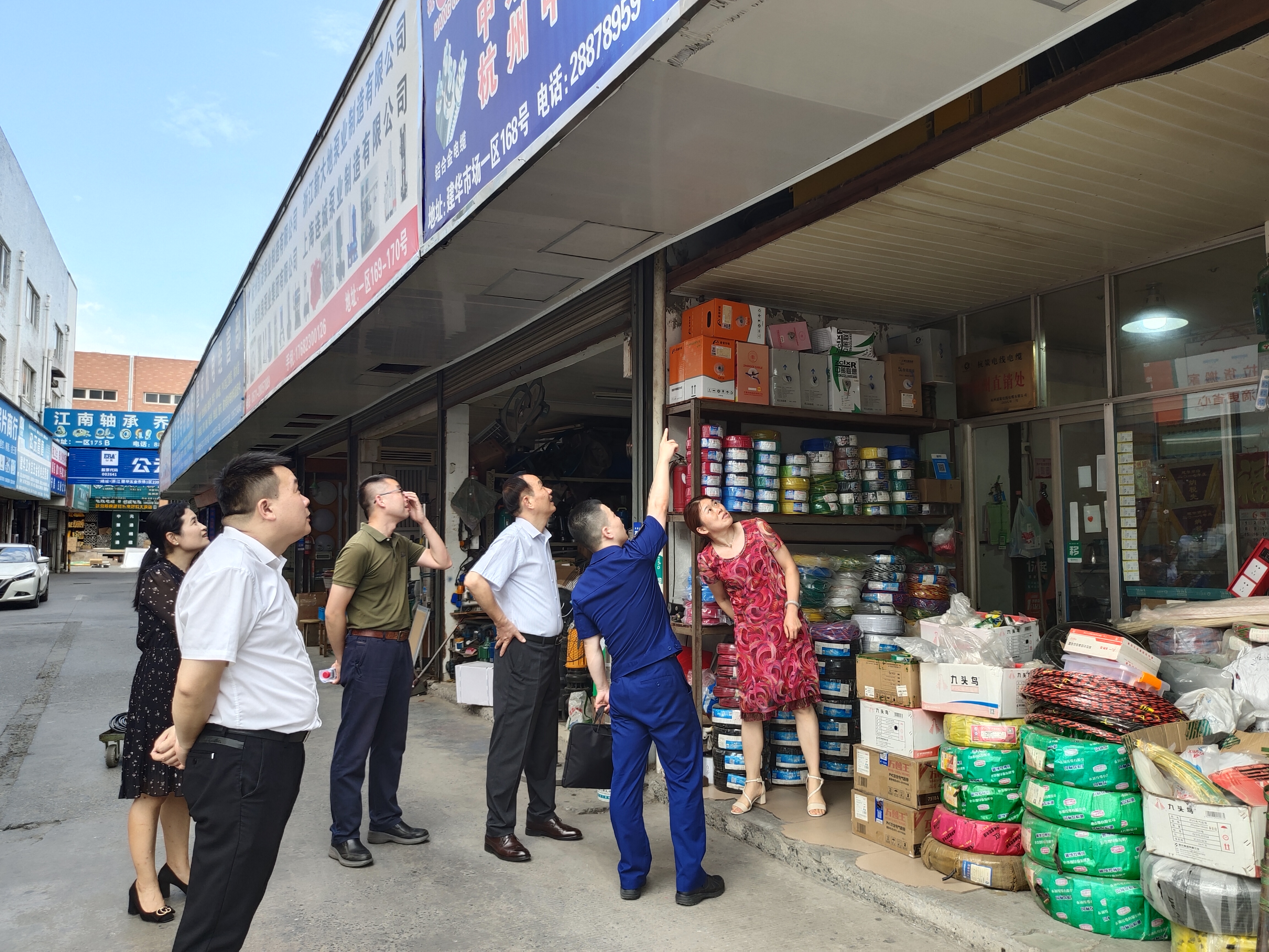 区消防大队莅临Z6尊龙凯时市场开展消防安全检查