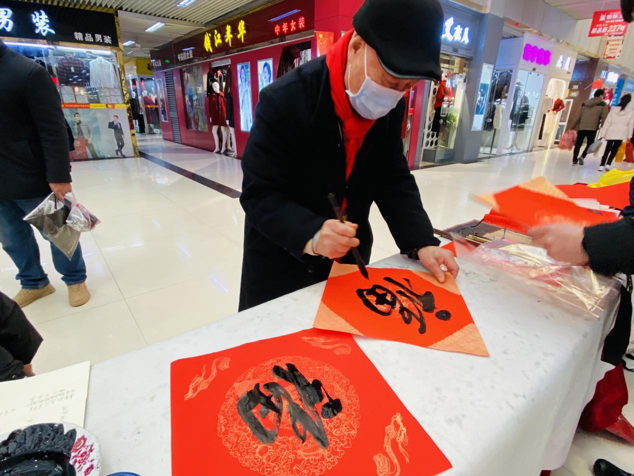 迎新送福写春联，，，，，，，，翰墨飘香添年味