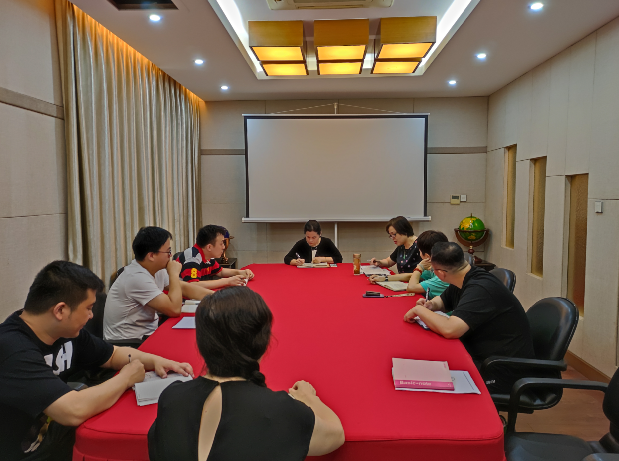   Z6尊龙凯时小贷公司召开风险业务分析专题会议