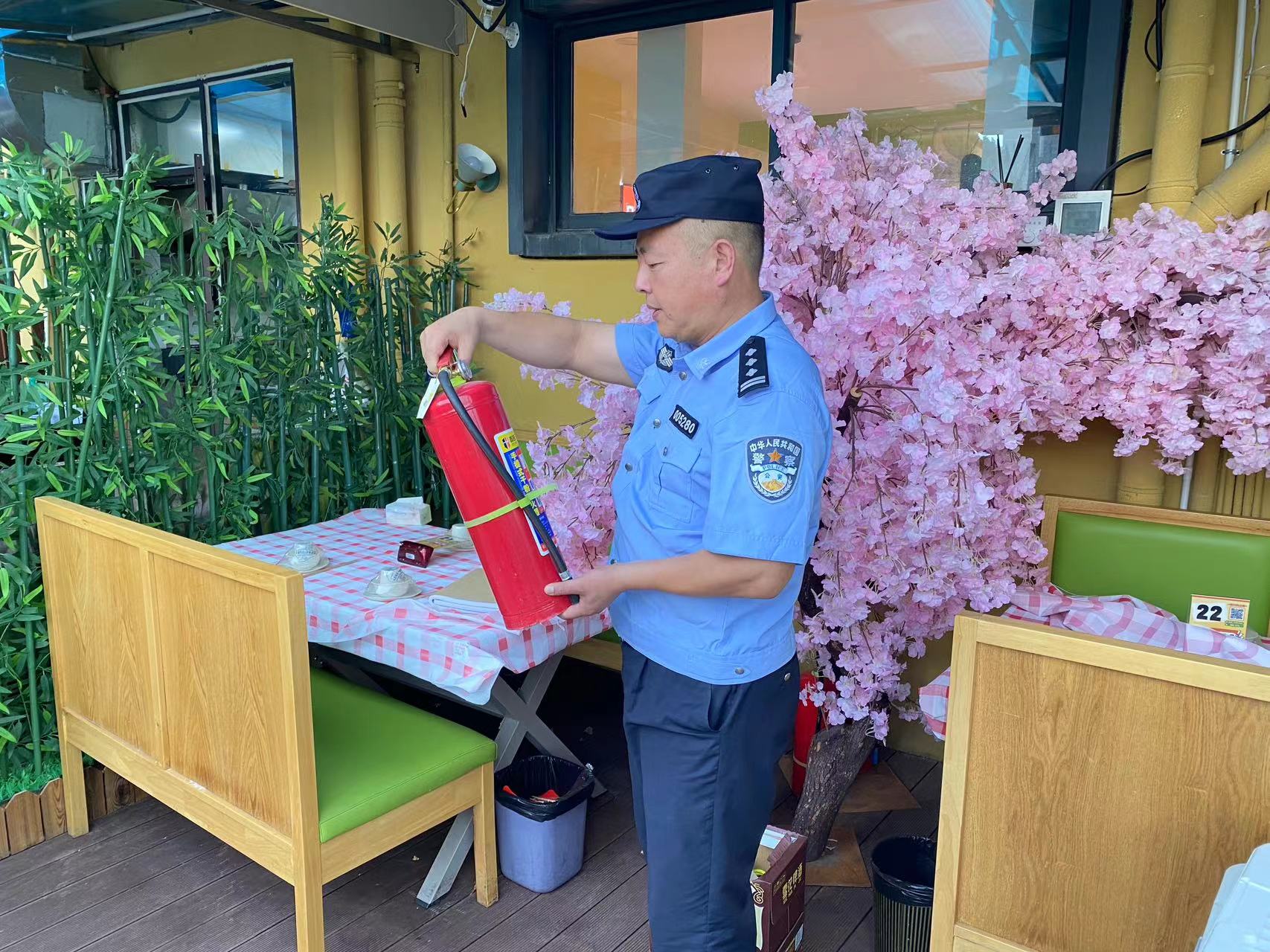 庐阳分局杏林派出所对庐阳Z6尊龙凯时文创园餐饮企业开展消防安全检查