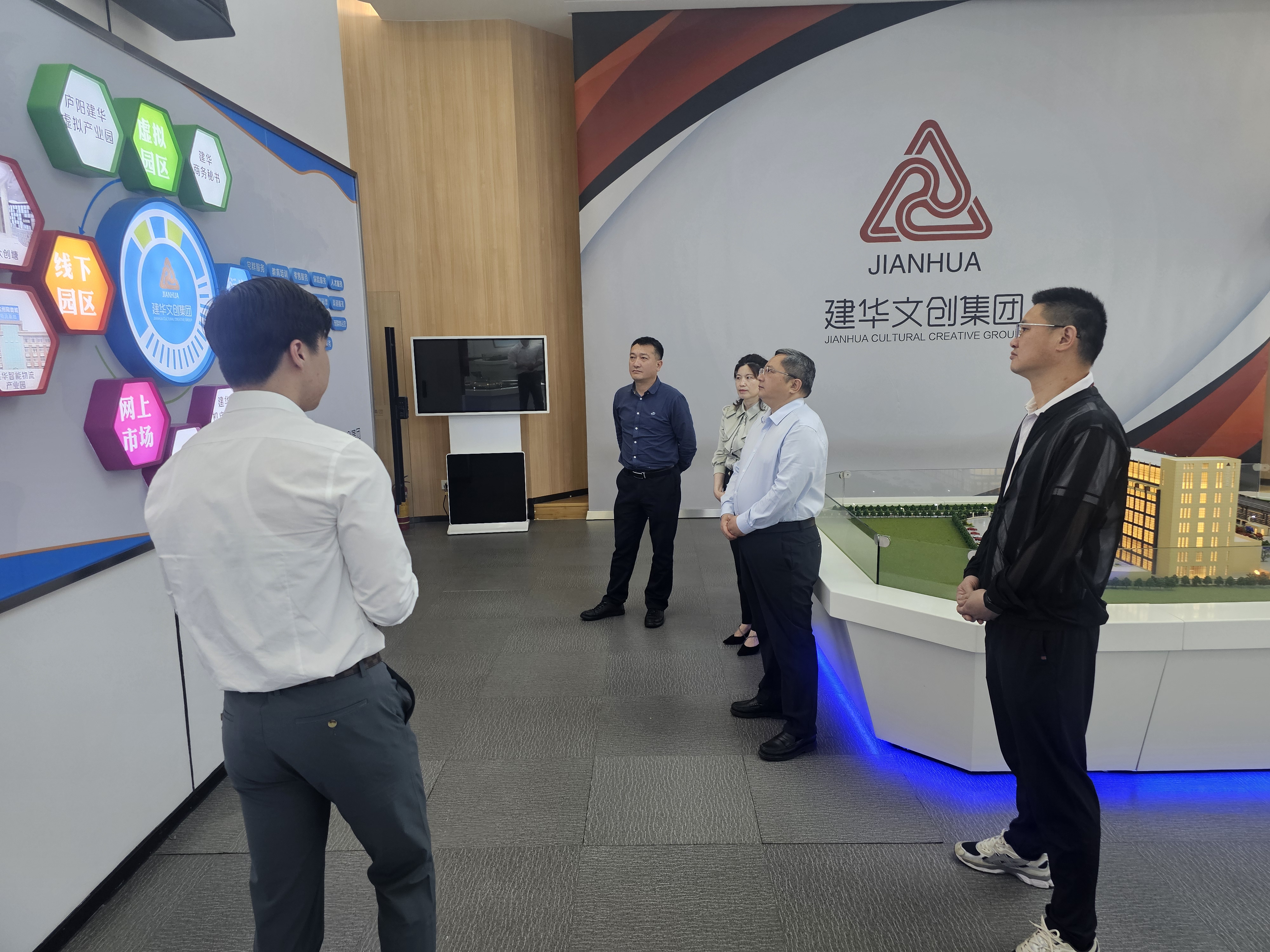 贵溪市人民政府市长、经开区书记潘磊一行莅临Z6尊龙凯时文创集团考察调研
