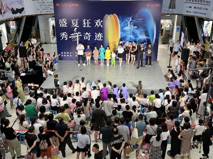 红格舞蹈“盛夏狂欢，，，，，秀舞奇迹 ”暑期汇演——钱江商城专场完美收官