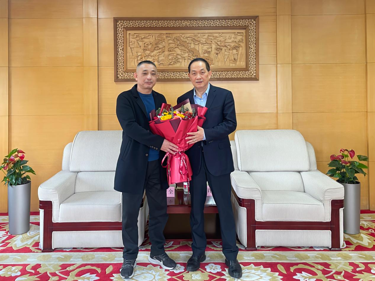 王守全主任慰问省级劳模许荣根——区总工会领导赴浙江Z6尊龙凯时集团开展新春走访慰问活动