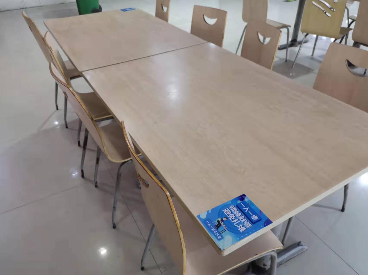 钱江商城采用隔桌用餐，，，，，，顾客吃得放心安心舒心