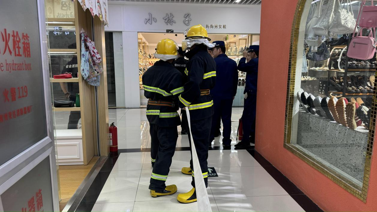 以演促防，，，，，，钱江商城联合水晶城开展微型消防站拉练