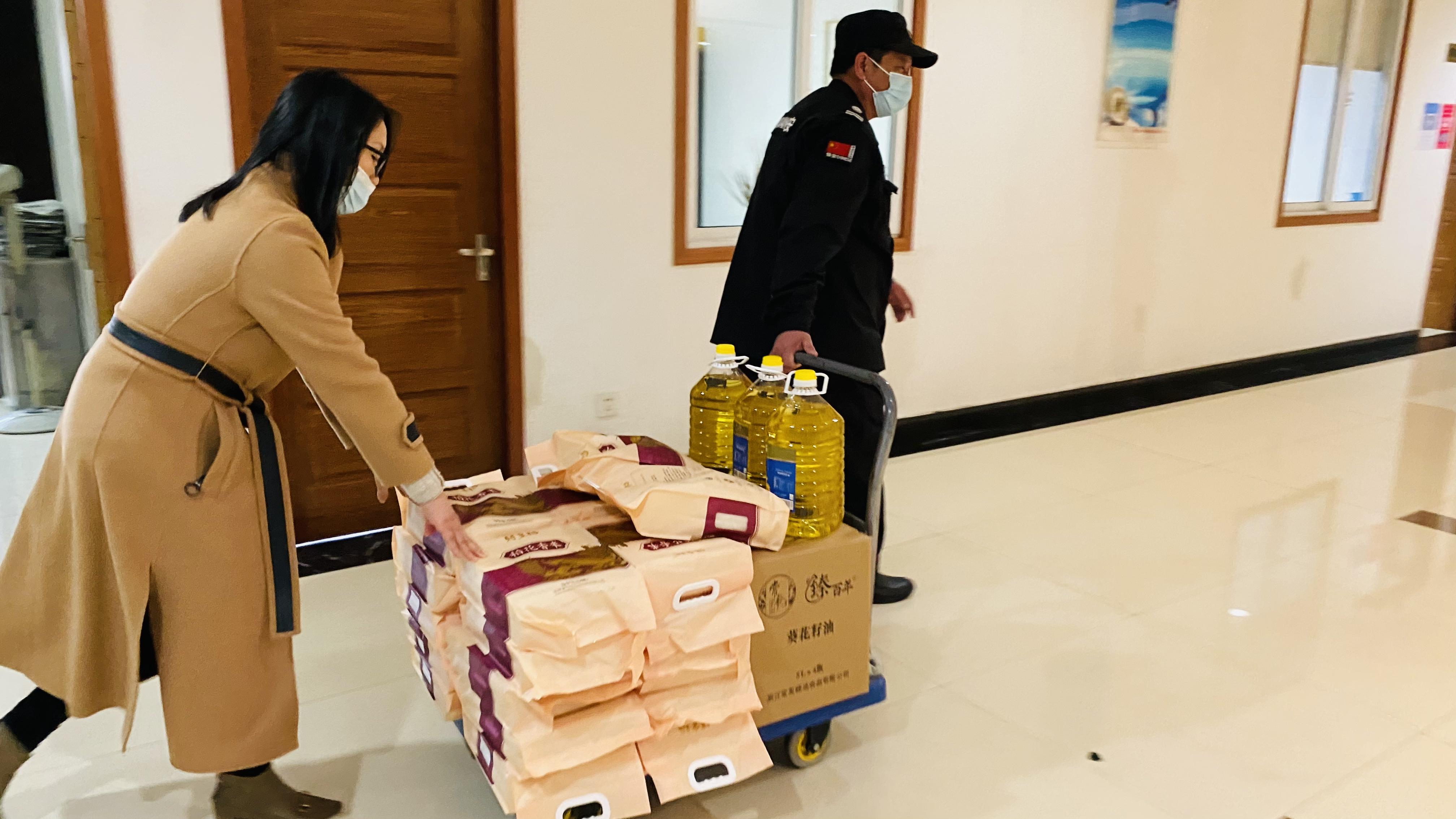 心系员工，，，，，温暖新春！ 钱江商城为全体员工发放春节福利