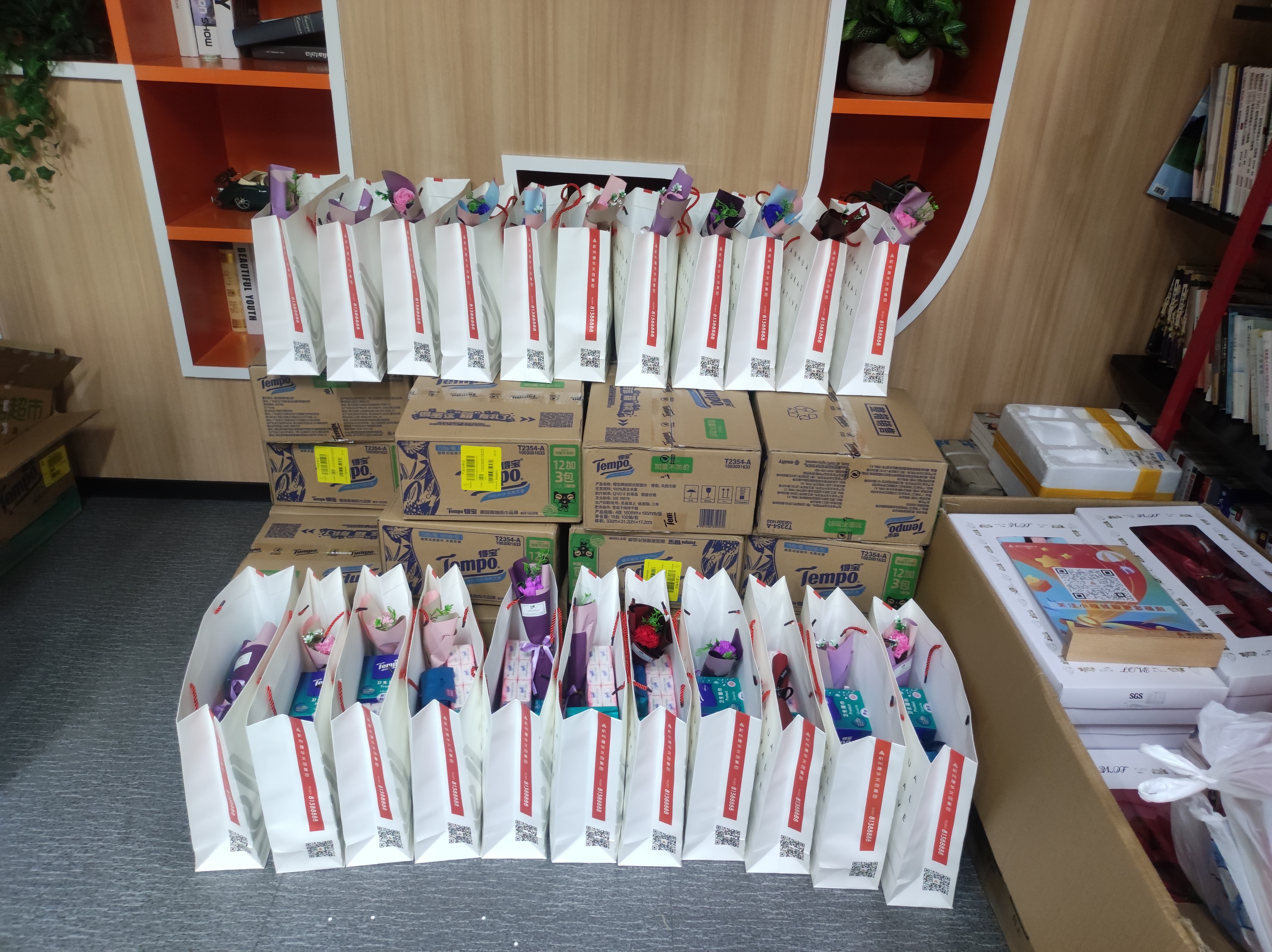“芝兰风雅至，，，，，，，，伊人踏香来”——-Z6尊龙凯时文创集团工会开展女神节慰问活动