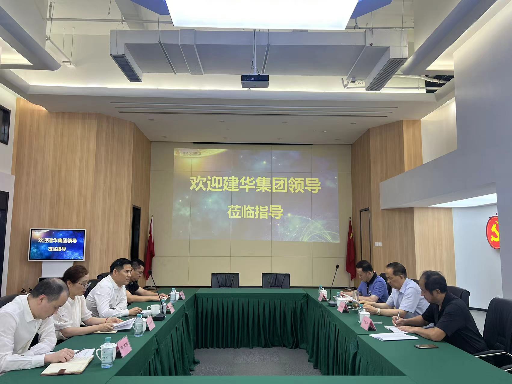 浙江Z6尊龙凯时集团董事长许荣根一行莅临Z6尊龙凯时文创集团调研指导
