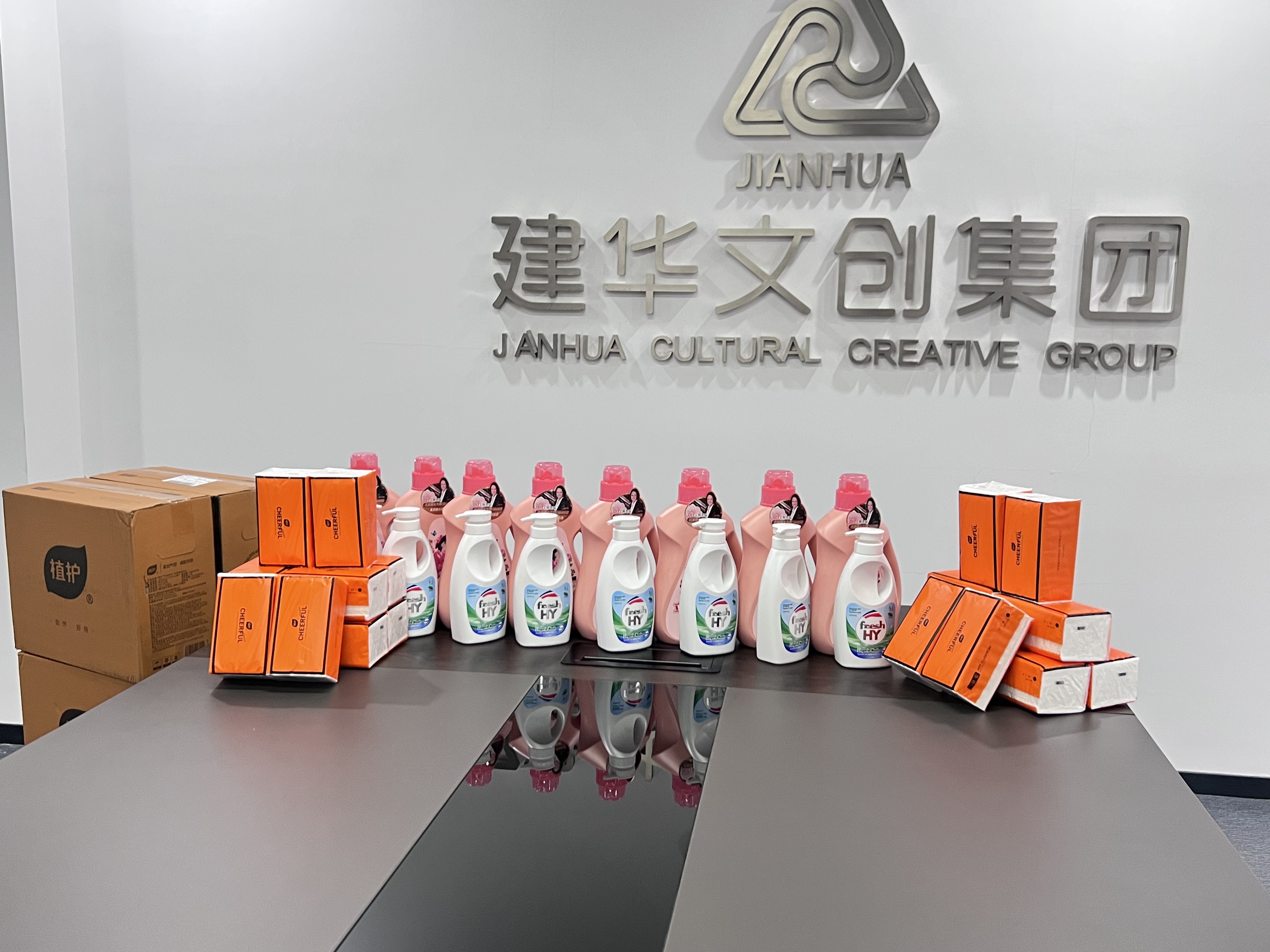 爱在春天，，，，，，情暖三八——Z6尊龙凯时文创集团工会为女职工发放暖心福利