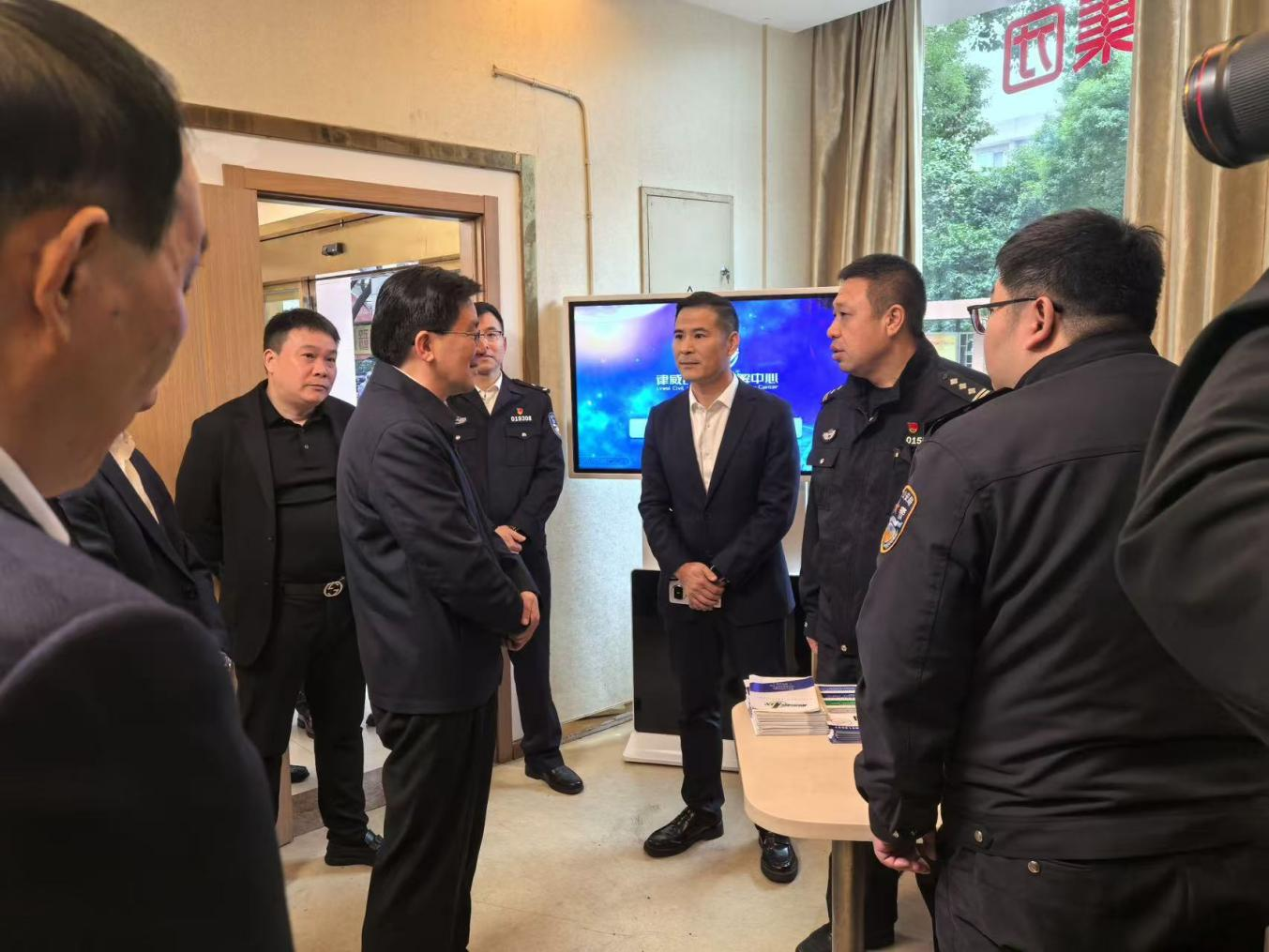 市委副书记、政法委书记马小秋赴Z6尊龙凯时五金市场调解工作站调研指导