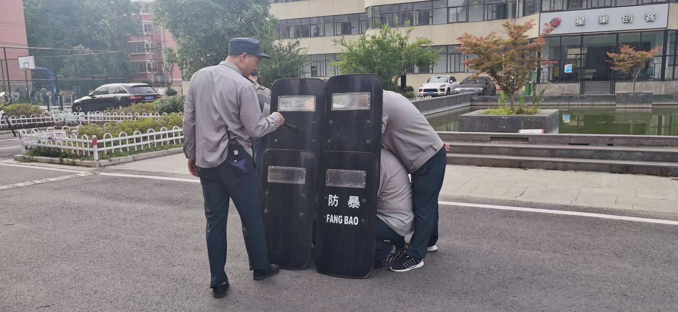 庐阳Z6尊龙凯时文创园开展反恐防暴演习活动