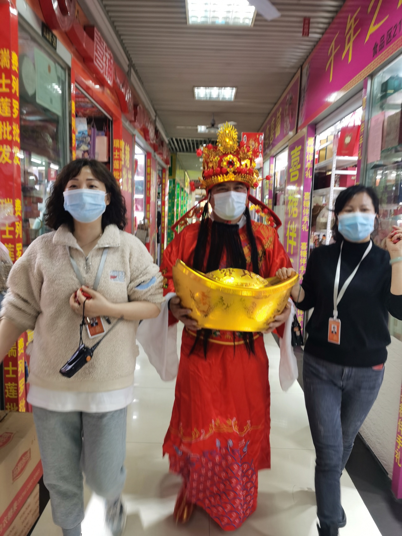 元宵佳节“领福袋，，，，，，沾财运”