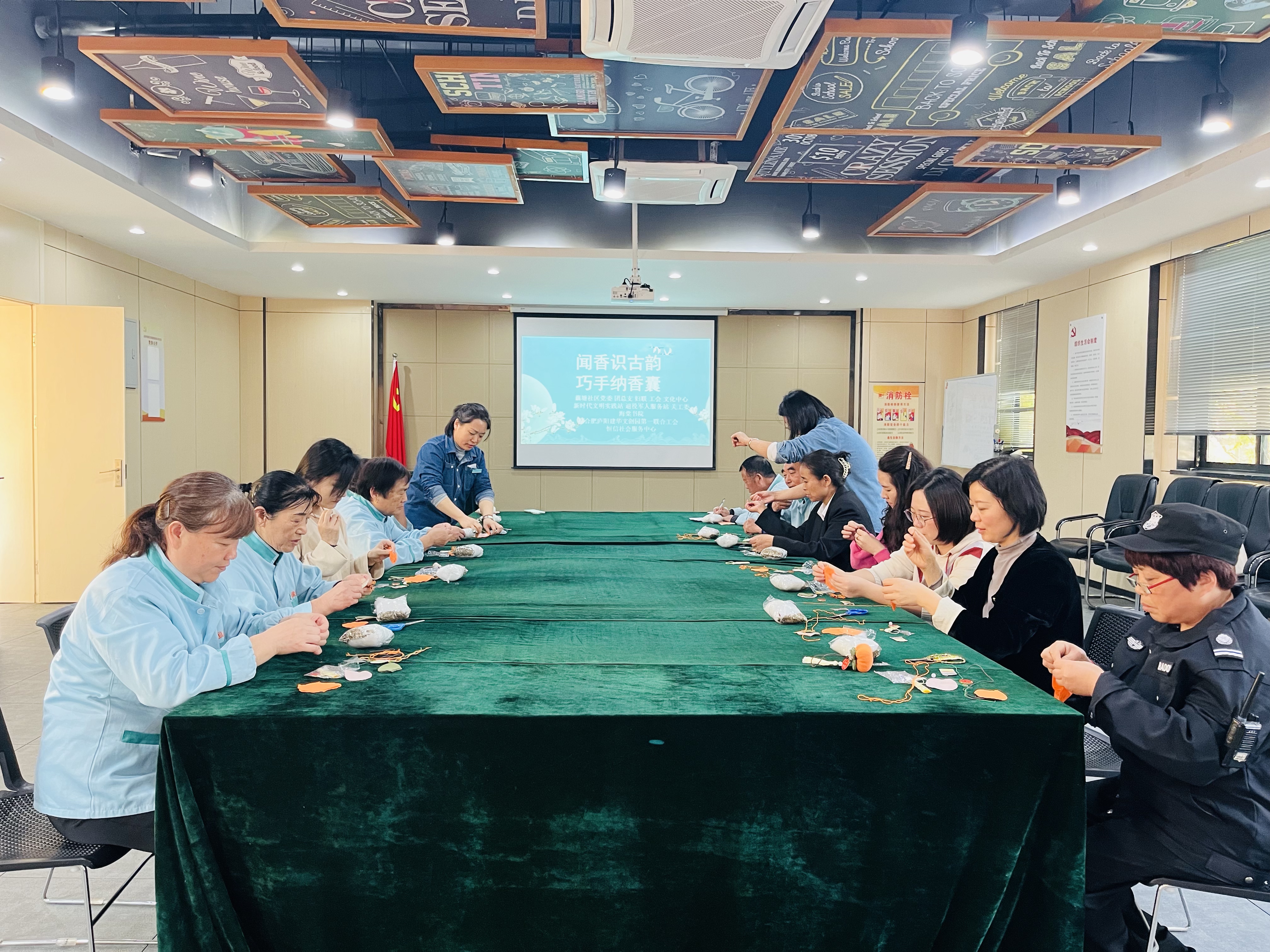 “闻香识古韵 巧手纳香囊”活动在庐阳Z6尊龙凯时文创园举办