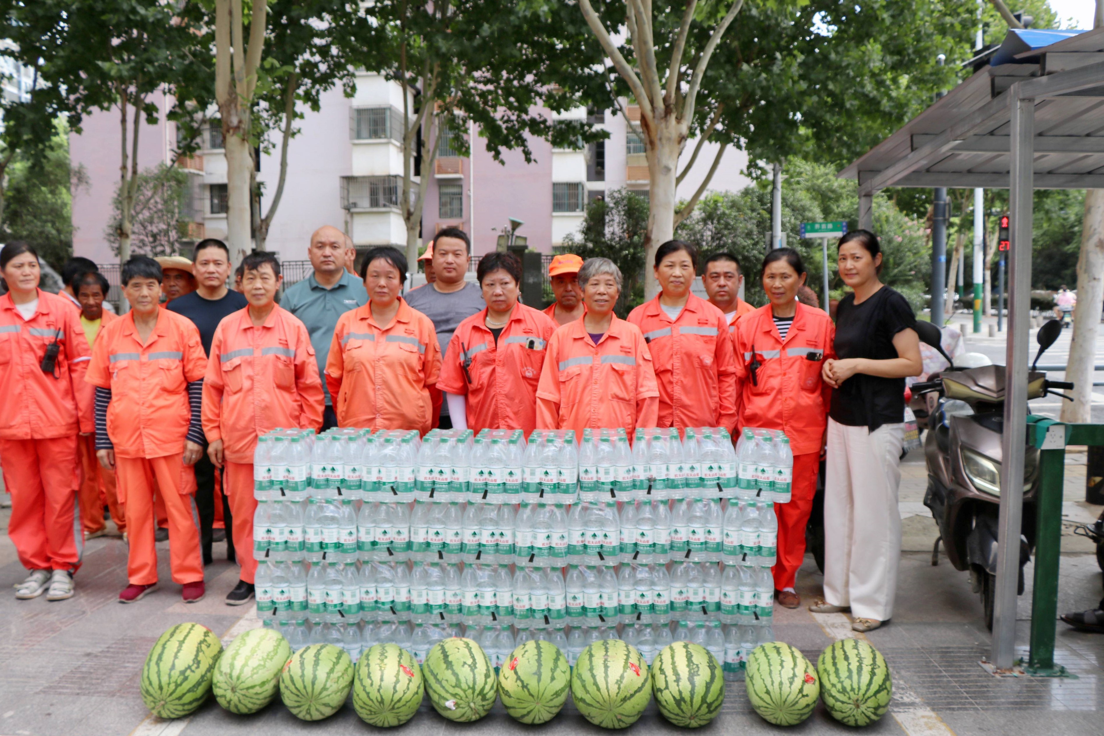  酷暑送清凉，，，，，，关爱显担当——庐阳Z6尊龙凯时文创园携手爱心企业开展夏日送清凉活动