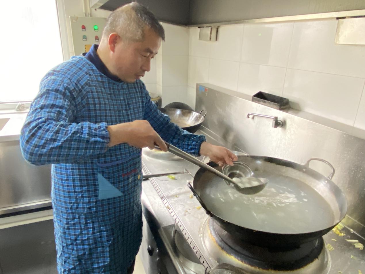 小小汤圆庆元宵，，，，，浓浓真情暖人心